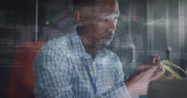 Sunucu odasındaki Afro-Amerikan erkek çalışanın veri işleme animasyonu. Küresel iş ve dijital arayüz kavramı dijital olarak oluşturulmuş video.