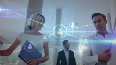 Kafkasyalı iş adamı ve işkadını hakkında ofiste tartışan profil simgeleri ağı. Küresel ağ ve iş teknolojisi kavramı