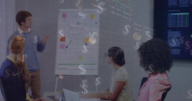 Çeşitli iş adamları üzerinde finansal veri işleme animasyonu. küresel iş, finans, veri işleme ve dijital arayüz kavramı dijital olarak oluşturulmuş video.