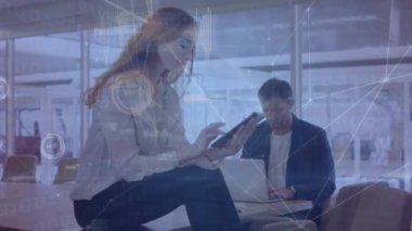 Elektronik cihazlar kullanan beyaz iş adamları üzerindeki bağlantıların animasyonu. küresel iş, bağlantılar ve veri işleme kavramı dijital olarak oluşturulmuş video.