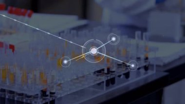 Laboratuvardaki Afrikalı Amerikalı kadın bilim adamı üzerinden bağlantı ağının animasyonu. küresel bilim ve dijital arayüz kavramı dijital olarak oluşturulmuş video.