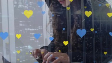 Sunucu odasında beyaz kadın hacker ve kalp animasyonu. küresel iş ve dijital arayüz kavramı dijital olarak oluşturulmuş video.