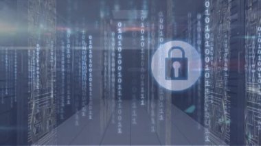 Sunucular üzerinde ikili kod ve asma kilit animasyonu. küresel ağ, bağlantılar, veri ve teknoloji konsepti dijital olarak oluşturulmuş video.