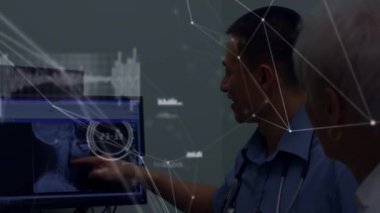 Röntgen fotoğraflı çeşitli erkek doktorların bağlantı ağının animasyonu. Ağ, bağlantılar, tıp ve teknoloji konsepti dijital olarak oluşturulmuş video.