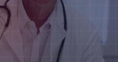 Kameraya bakan Kafkas erkek doktor yerine finansal grafiklerin animasyonu. Sağlık, ilaç, finans ve ekonomi konsepti dijital olarak oluşturulmuş video.