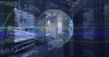 Şehir manzarası üzerindeki veri işleme ve küre animasyonu. küresel iş ve dijital arayüz kavramı dijital olarak oluşturulmuş video.