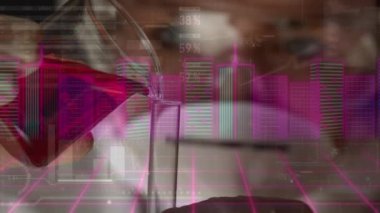 Kafkas bilim adamının deney tüpüyle veri işleme animasyonu. küresel bilim ve dijital arayüz kavramı dijital olarak oluşturulmuş video.