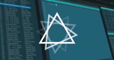 Bilgisayar ekranlarında veri işleme üzerinde dönen üçgenin animasyonu. veri işleme ve teknoloji konsepti dijital olarak oluşturulmuş video.