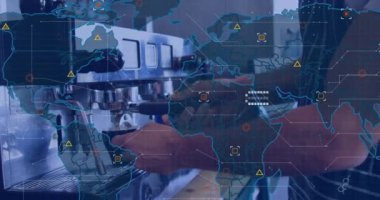 Kahveci üzerinden dijital arayüz animasyonu kahve yapıyor. Dijital olarak oluşturulmuş küresel bağlantılar, veri işleme ve dijital arayüz kavramı.