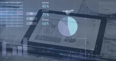 Tablet üzerinde finansal veri işleme animasyonu. küresel iş, finans, dijital arayüz ve bağlantılar konsepti dijital olarak oluşturulmuş video.