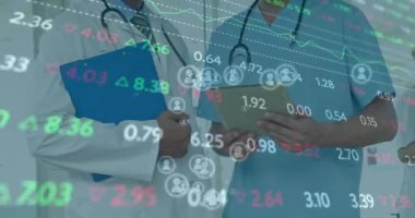 Tabletle farklı doktorların veri işleme animasyonu. Küresel tıp ve dijital arayüz kavramı dijital olarak oluşturulmuş video.