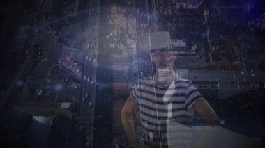 VR kulaklık kullanan beyaz kız üzerindeki bağlantıların ve yol trafiğinin animasyonu. sanal gerçeklik, veri işleme ve teknoloji konsepti dijital olarak oluşturulmuş video.