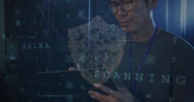 Sunucu odasındaki Asyalı erkek çalışanın veri işleme animasyonu. küresel iş ve dijital arayüz kavramı dijital olarak oluşturulmuş video.