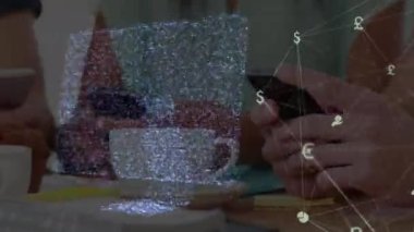 Medya simgelerinin akıllı telefonlar kullanan çeşitli iş adamları üzerinde canlandırılması. Küresel iş ve dijital arayüz kavramı dijital olarak oluşturulmuş video.