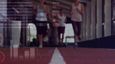 Koşan çeşitli sporcuların veri işleme animasyonları. Küresel spor ve dijital arayüz kavramı dijital olarak oluşturulmuş video.