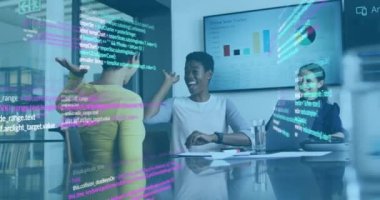 Ofiste konuşan çeşitli iş adamlarının veri işleme animasyonları. Küresel iş ve dijital arayüz kavramı dijital olarak oluşturulmuş video.