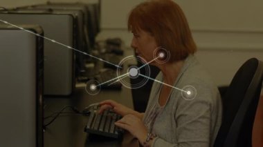 Kafkasyalı kadınlar üzerindeki bağlantı ağının animasyonu. Küresel iş, finans, veri işleme ve dijital arayüz kavramı dijital olarak oluşturulmuş video.