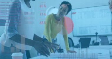 Ofiste konuşan çeşitli iş adamlarının veri işleme animasyonları. Küresel iş ve dijital arayüz kavramı dijital olarak oluşturulmuş video.