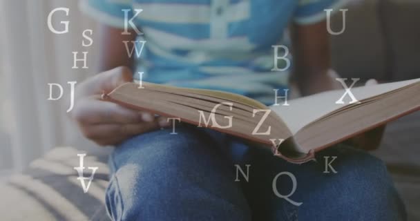 Animatie Van Brieven Afrikaans Amerikaans Schoolkind Lezen Boek Wereldwijd Concept — Stockvideo