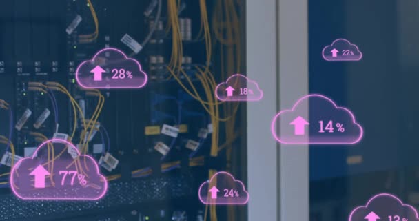 Анимация Облаков Загрузкой Над Серверами Сеть Обработка Данных Облачные Вычисления — стоковое видео