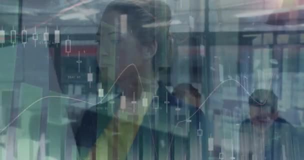 Ofiste Çalışan Asyalı Kadın Hakkındaki Finansal Verilerin Grafiklerin Animasyonu Finans — Stok video