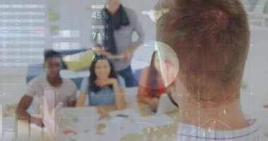 Beyaz bir adamın ofisindeki toplantı odasında sunum yapması hakkında istatistiksel veri işleme. iş teknolojisi kavramı