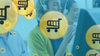 Telefon kulaklığı takan çeşitli iş adamlarının online alışveriş simgelerinin animasyonu.