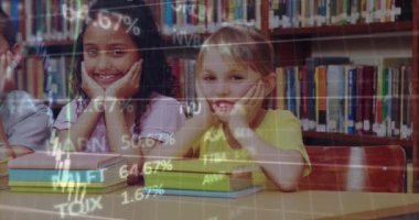 Çeşitli öğrenci grupları üzerinde finansal veri işleme animasyonu. eğitim ve öğrenme kavramı dijital olarak oluşturulmuş video.