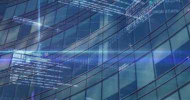 İkili kodlama animasyonu, ofis binası üzerinde finansal veri işleme. küresel iş, hesaplama, veri işleme ve dijital arayüz kavramı dijital olarak oluşturulmuş video.