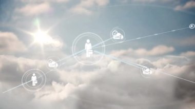 Arka planda bulutlu gökyüzündeki simgelerle bağlantı ağının animasyonu. küresel bağlantılar, ağ ve teknoloji konsepti dijital olarak oluşturulmuş video.