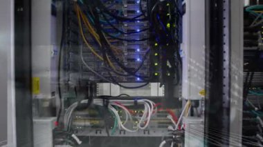 Sunucu odasında veri işleme animasyonu. küresel teknoloji, veri işleme ve dijital arayüz kavramı dijital olarak oluşturulmuş video.