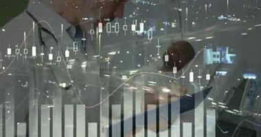 Hastayla gülümseyen beyaz erkek doktorun veri işleme animasyonu. küresel tıp ve dijital arayüz kavramı dijital olarak üretilen video.