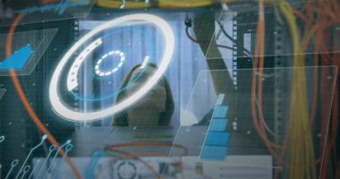 Kafkas kadın üzerinde veri işleme animasyonu bilgisayar sunucusu kablolarını tamir ediyor. küresel bağlantılar, veri işleme ve hesaplama konsepti dijital olarak oluşturulmuş video.