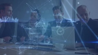 Çeşitli iş adamları hakkında konuşan ve çalışan bağlantılar ağının animasyonu. küresel iş, bağlantılar ve teknoloji konsepti dijital olarak oluşturulmuş video.