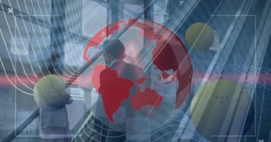 İki farklı iş adamının finansal veri işleme animasyonu. küresel iş, finans, veri işleme ve dijital arayüz kavramı dijital olarak oluşturulmuş video.