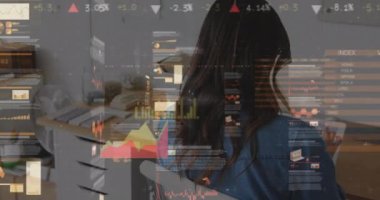 Kafkasyalı iş kadınları üzerinde finansal veri işleme animasyonu. küresel iş, finans, veri işleme ve dijital arayüz kavramı dijital olarak oluşturulmuş video.