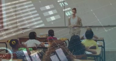 Çeşitli öğrenci gruplarında bayan öğretmenle veri işleme animasyonu. eğitim ve öğrenme kavramı dijital olarak oluşturulmuş video.