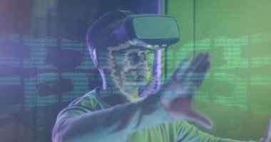 Sunucu odasında VR kulaklığı kullanan Afro-Amerikan bir adamın dijital zincirinin animasyonu. Bulut hesaplama, dijital arayüz ve güvenlik konsepti dijital olarak oluşturulmuş video.