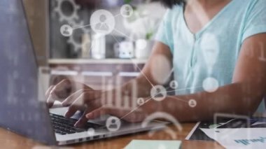 Dizüstü bilgisayar kullanan ikili olmayan adamın üzerindeki simgelerle bağlantı ağının animasyonu. Dijital olarak oluşturulmuş küresel bağlantılar, ağlar ve veri işleme kavramı.