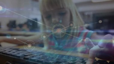 Sınıfta bilgisayar kullanan beyaz bir kız öğrenci üzerinden bağlantı ağının animasyonu. küresel eğitim, bağlantılar ve dijital arayüz konsepti dijital olarak oluşturulmuş video.