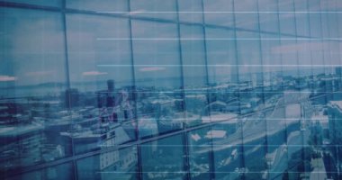 Şehir manzarası üzerinde finansal veri işleme animasyonu. küresel iş, hesaplama, veri işleme ve dijital arayüz kavramı dijital olarak oluşturulmuş video.