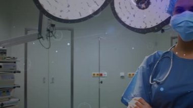 Hastanedeki ameliyathanede beyaz kadın cerrahın portresine karşı bağlantılar. Sağlık ve tıbbi teknoloji kavramı