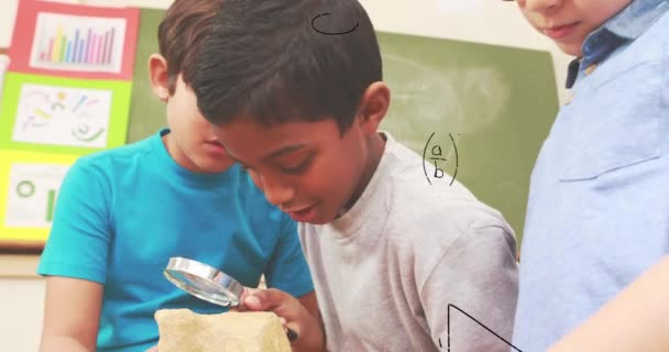 Animação Fórmulas Matemáticas Sobre Diversos Alunos Com Lupa Escola Conceito — Vídeo de Stock