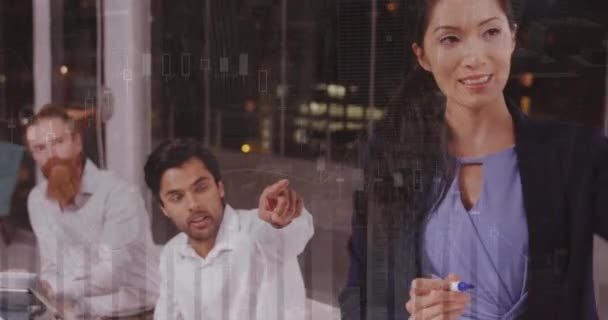 Animación Gráficos Financieros Sobre Diversos Empresarios Felices Lluvia Ideas Oficina — Vídeos de Stock