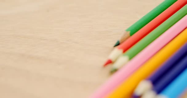 Animacja Moździerzy Przesuwających Się Nad Kolorowymi Ołówkami Biurku Koncepcja Szkoły — Wideo stockowe