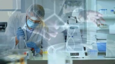 Laboratuvardaki çeşitli bilim adamları üzerinde DNA iplikçikleri ve veri işleme animasyonu. küresel bilim, veri işleme ve dijital arayüz kavramı dijital olarak oluşturulmuş video.