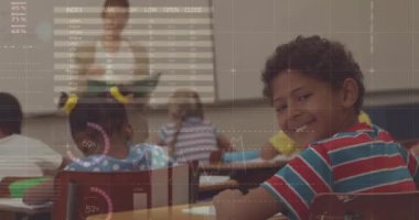 Çeşitli öğrenci gruplarında bayan öğretmenle veri işleme animasyonu. eğitim ve öğrenme kavramı dijital olarak oluşturulmuş video.