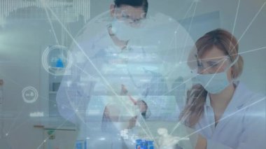 Laboratuvardaki çeşitli bilim adamları üzerinde çalışan dünyanın animasyonu, bağlantıları ve veri işlemesi. küresel bilim, veri işleme ve bağlantı konsepti dijital olarak oluşturulmuş video.