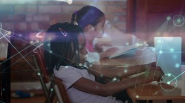 Okulda okuyan Afrikalı Amerikalı bir kıza karşı olan bağlantı ağı. okul, eğitim ve teknoloji konsepti