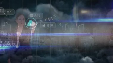Kafkasyalı iş kadını üzerindeki simgelerle bağlantı ağının animasyonu. küresel iş, bağlantılar ve dijital arayüz konsepti dijital olarak oluşturulmuş video.